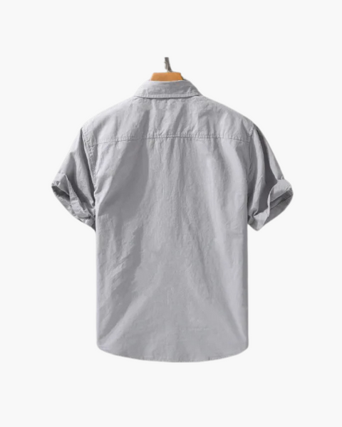 Detalhe da camisa branca clássica com toque europeu e caimento casual refinado.