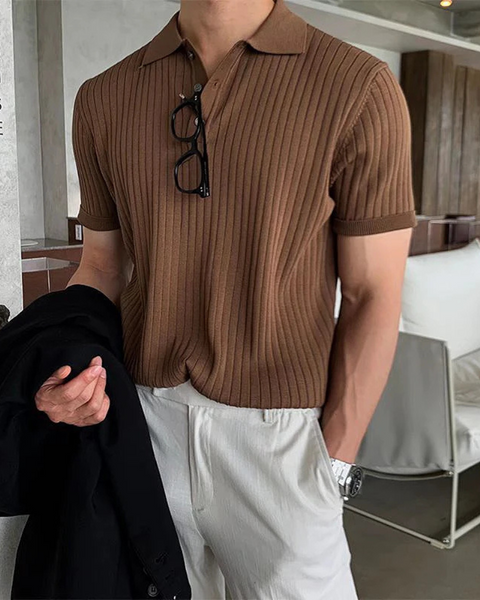 Polo retrô masculina inspirada na estética old money com corte clássico.