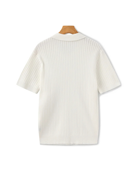 Textura canelada em seda gelada da polo com toque leve e estrutura refinada para looks de verão.
