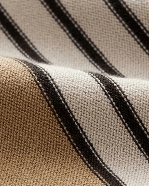Camisa polo com malha respirável e listras neutras. Um visual clean e atemporal para o dia a dia.