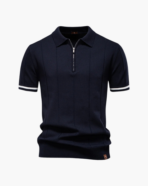 Camisa polo com zíper frontal e gola estruturada, referência ao visual retrô europeu com toque moderno.