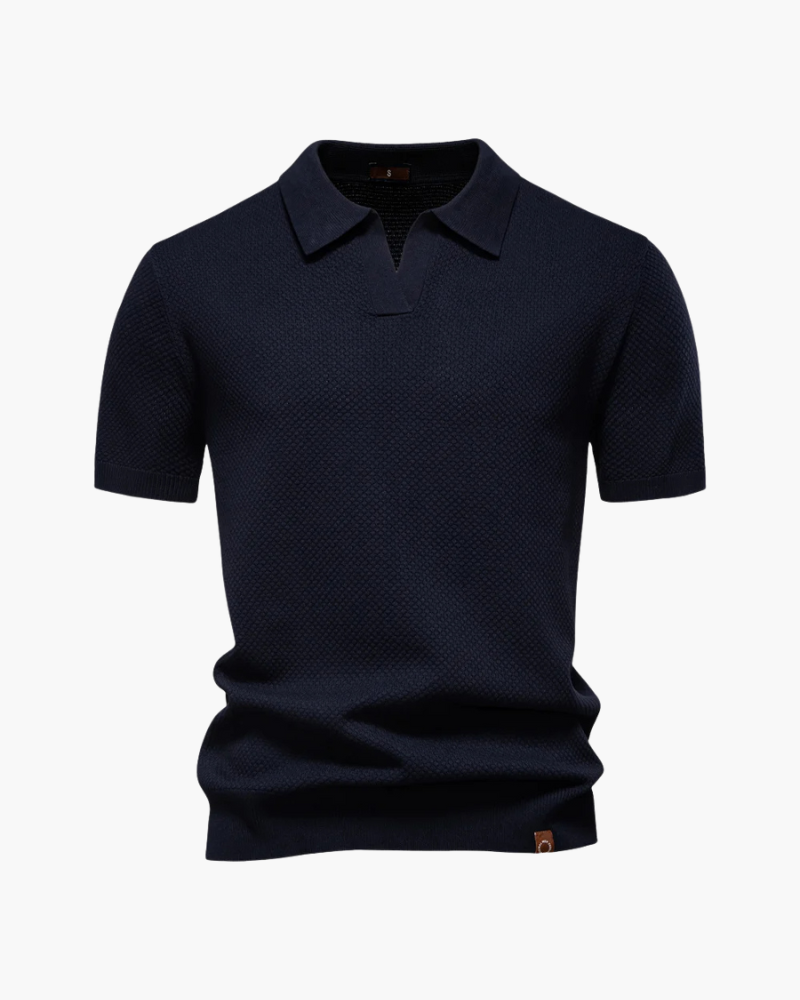 Look masculino old money com camisa polo de malha trabalhada