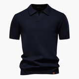 Look masculino old money com camisa polo de malha trabalhada