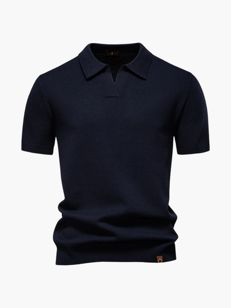 Look masculino old money com camisa polo de malha trabalhada