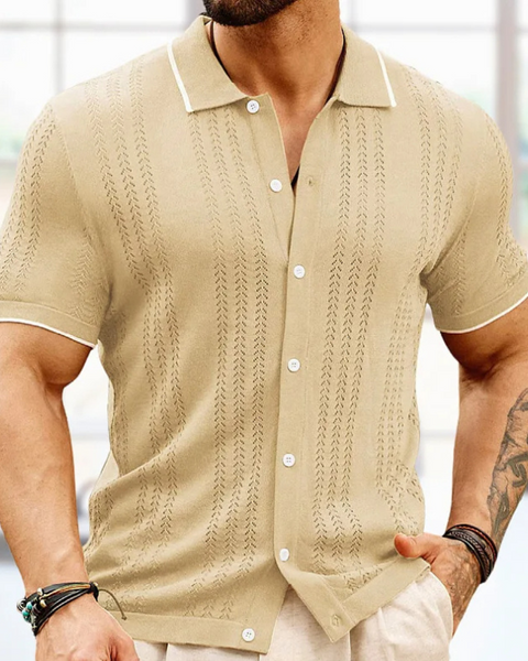 Polo azul navy com botões brancos e gola refinada para verão elegante.