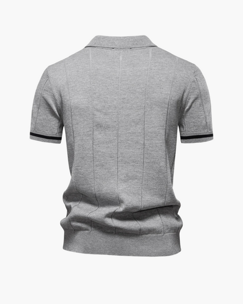 Camisa polo slim fit com design discreto e acabamento premium, alinhada ao estilo sofisticado old money.