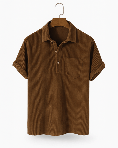Camisa masculina de veludo cotelê preta com lapela e manga curta, estilo old money.