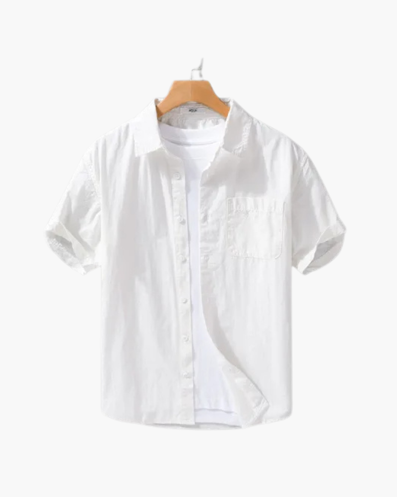 Camisa branca de manga curta, referência de estilo aristocrático e leveza.