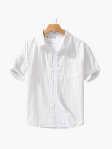 Camisa branca de manga curta, referência de estilo aristocrático e leveza.