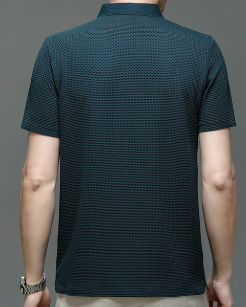 Polo masculina com malha que proporciona frescor e sofisticação