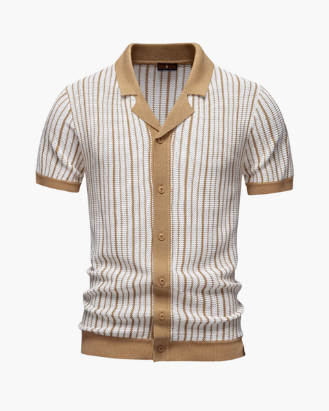Zoom do botão da polo masculina, mostrando a textura da malha e a qualidade do acabamento, para moda masculkina 2025