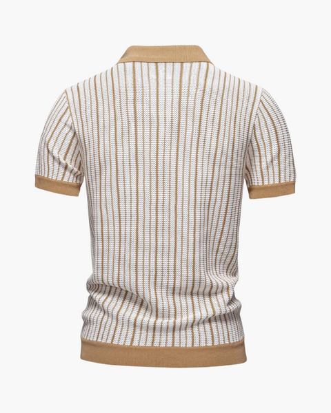 Detalhe da gola em V da camisa, com costura refinada e estética inspirada no verão italiano.