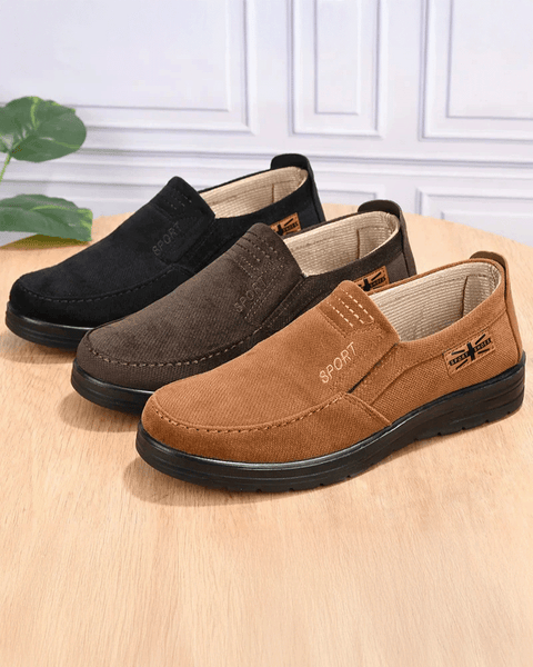 Mocassim de lona marrom, inspirado no visual elegante do velho mundo.