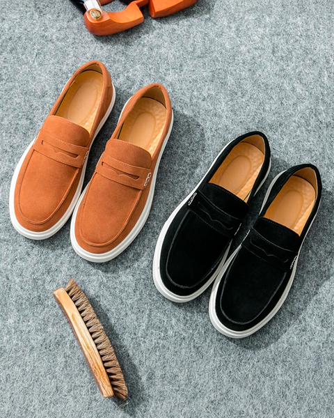 Mocassim em estilo clube inglês, com estética sóbria e refinada.