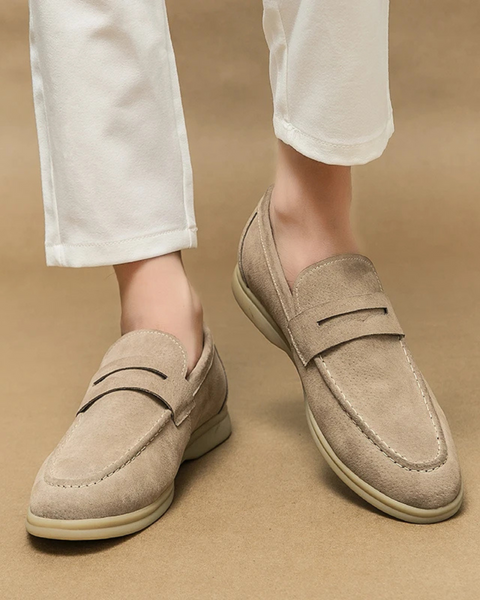 Sapato bege masculino, design clássico para looks elegantes.