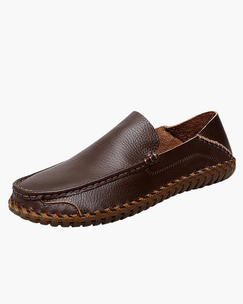 Mocassim masculino de couro legítimo com visual clássico frontal, estilo Old Money.