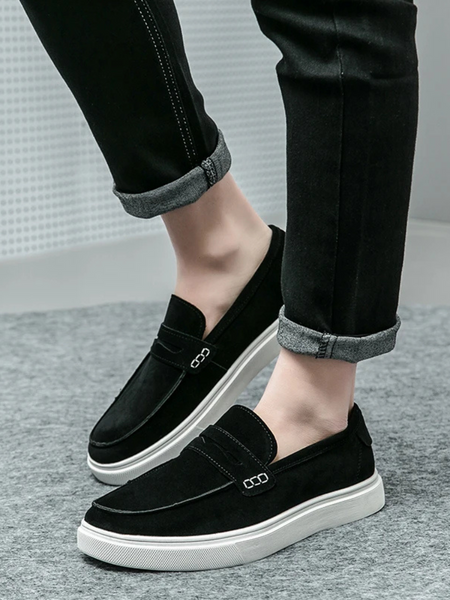 Sapato slip-on masculino em nobuck macio com forro confortável.