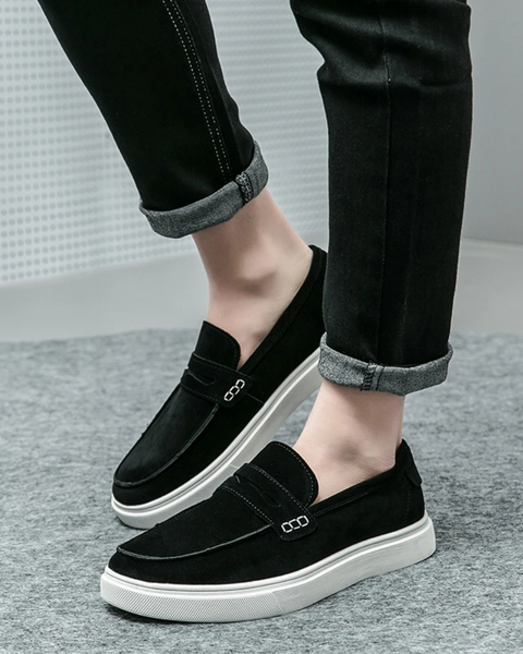 Sapato slip-on masculino em nobuck macio com forro confortável.