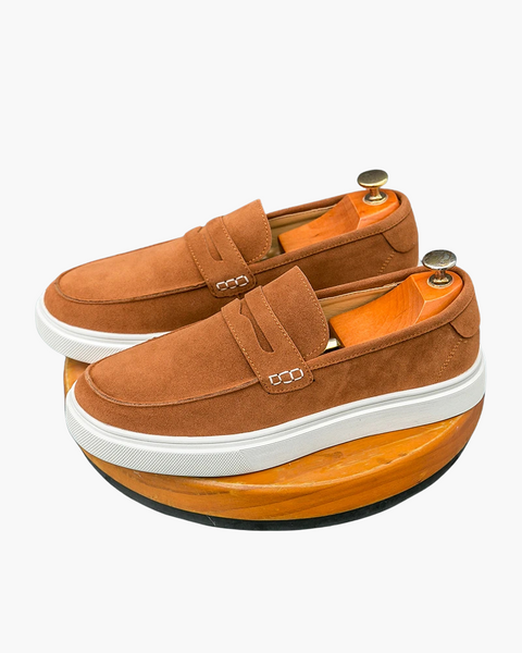 Mocassim preto de camurça com sola branca em estilo old money clássico.