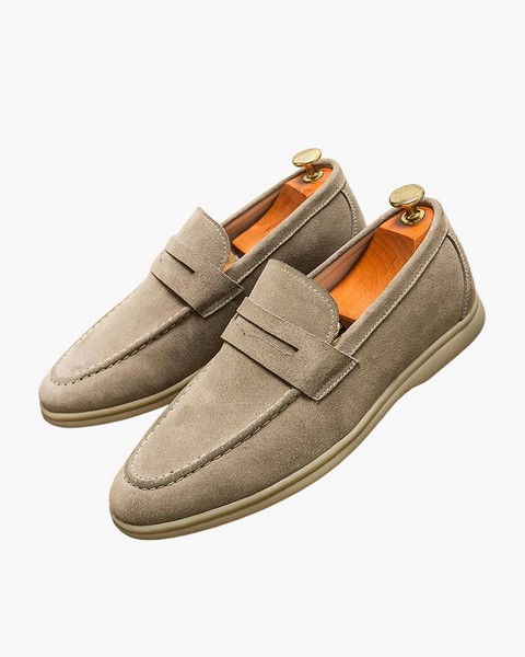 Mocassim masculino em camurça preta, com estilo retrô old money.
