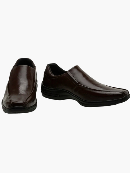 Mocassim preto sem cadarço, prático e refinado com estética retrô.