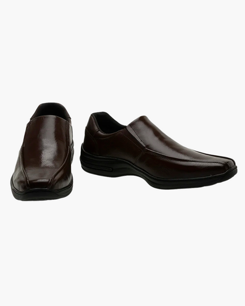 Mocassim preto sem cadarço, prático e refinado com estética retrô.