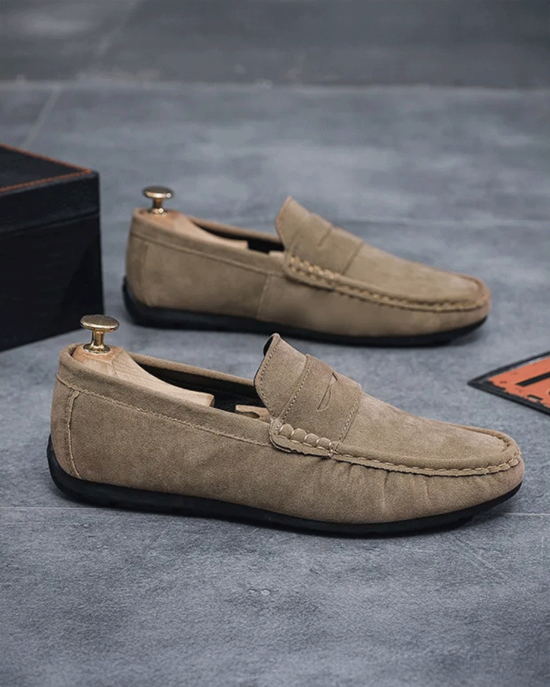 Calçado casual premium com estética minimalista e atemporal.