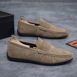 Calçado casual premium com estética minimalista e atemporal.