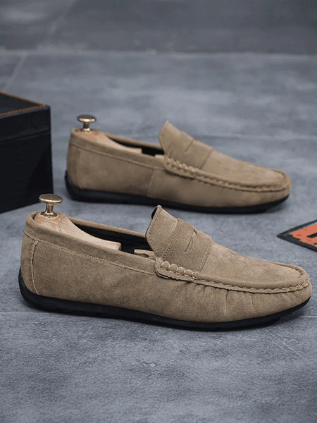 Calçado casual premium com estética minimalista e atemporal.