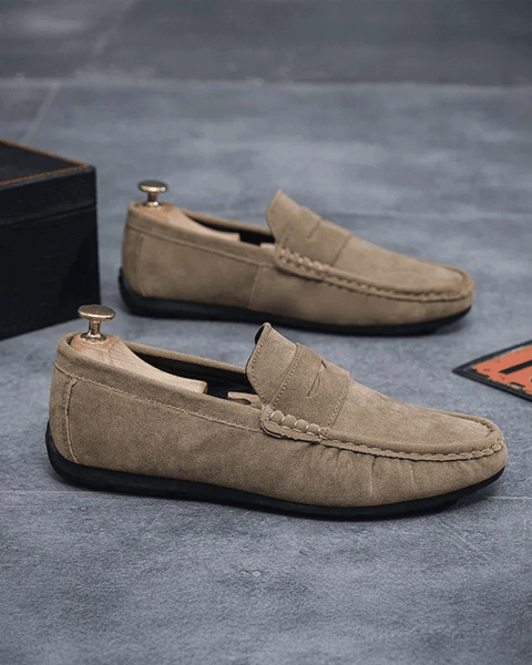 Calçado casual premium com estética minimalista e atemporal.