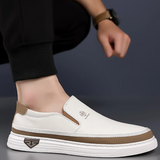 Mocassim artesanal com acabamento retrô e solado branco leve, casual, para homens que vestem old money!