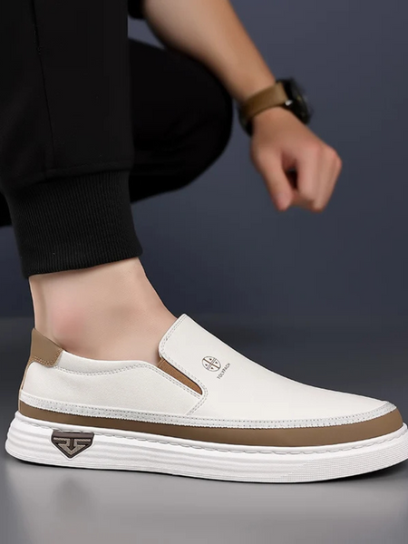 Mocassim artesanal com acabamento retrô e solado branco leve, casual, para homens que vestem old money!