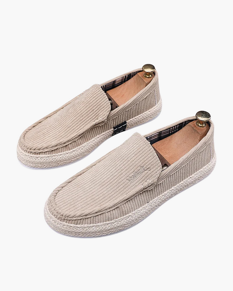 Mocassim masculino estilo Old Money em veludo cotelê preto com sola de linho.