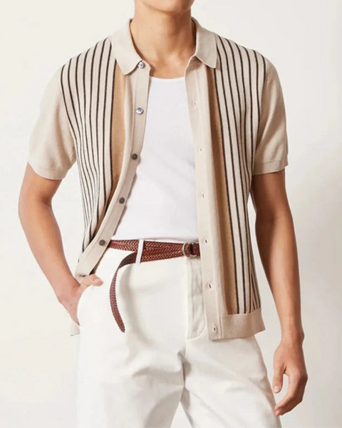 Polo masculina listrada sendo usada em composição com calça de alfaiataria leve e estilo old money.