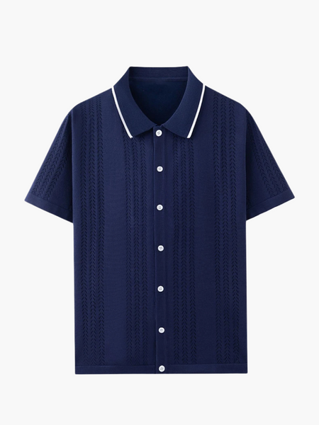 Polo marrom com textura retro inspirada na Riviera Francesa.