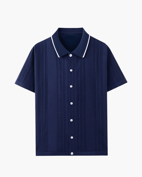 Polo marrom com textura retro inspirada na Riviera Francesa.