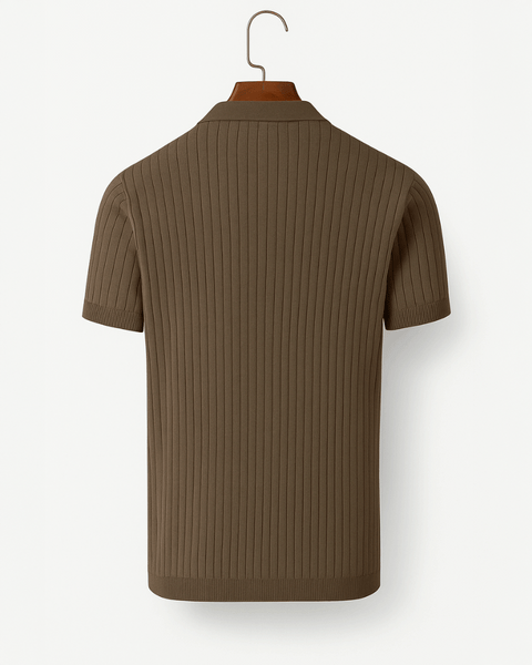 Camisa masculina de verão com gola polo e elegância aristocrática.