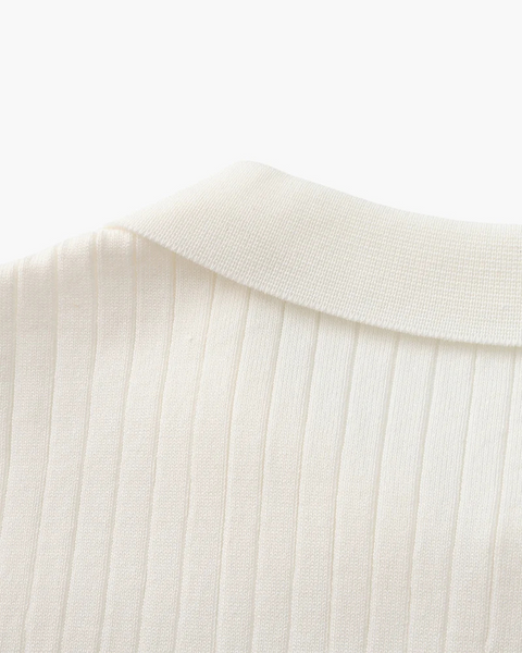 Visual da gola com abertura em V que valoriza o estilo refinado da camisa para dias quentes.