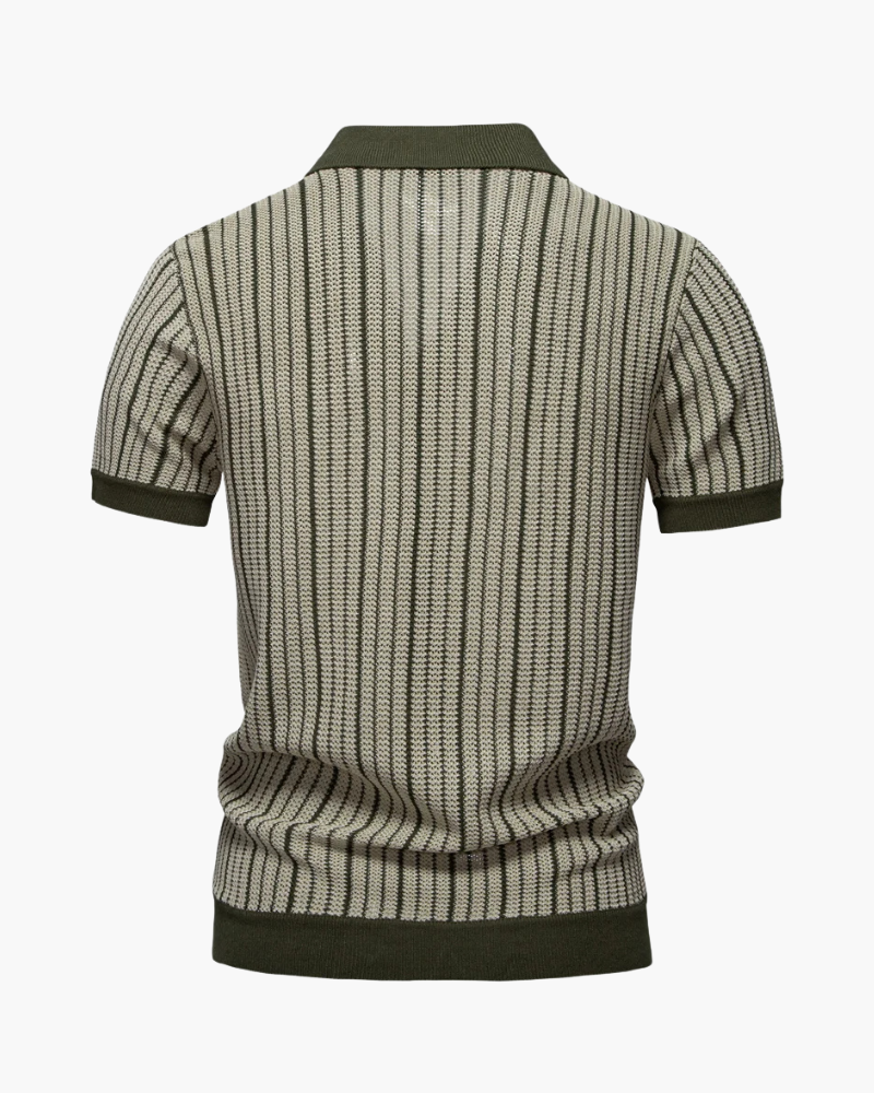 Versão verde da polo listrada em malha com gola virada, perfeita para looks elegantes e retrô.