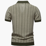 Versão verde da polo listrada em malha com gola virada, perfeita para looks elegantes e retrô.
