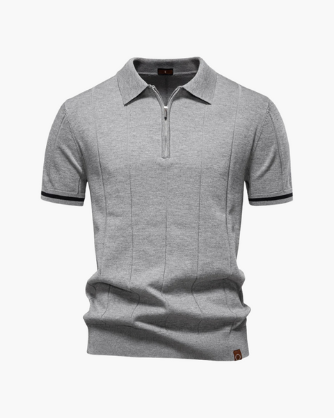Polo masculina com zíper em estilo clássico old money, ideal para ocasiões elegantes e dias de verão refinado.