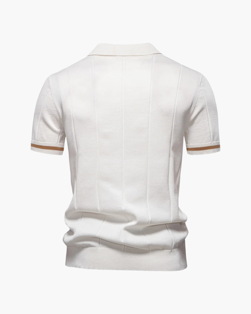 Polo masculina que une conforto e presença elegante, com estrutura clean e referência aristocrática.