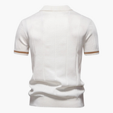 Polo masculina que une conforto e presença elegante, com estrutura clean e referência aristocrática.