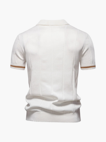 Polo masculina que une conforto e presença elegante, com estrutura clean e referência aristocrática.