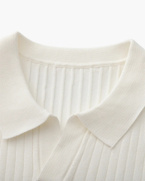 Parte traseira da camisa polo branca com caimento clássico e estética atemporal old money.