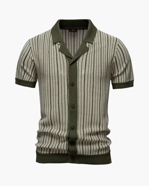 Camisa polo masculina com listras verde e brancas em malha, estética old money para o verão.
