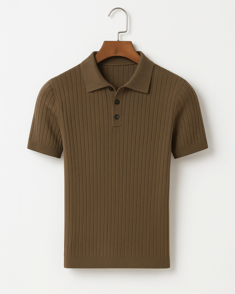 Camisa polo masculina verde em malha canelada, estilo europeu refinado.

