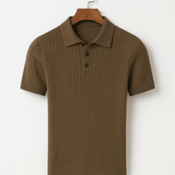 Camisa polo masculina verde em malha canelada, estilo europeu refinado.

