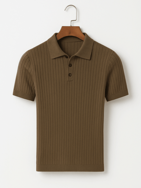 Camisa polo masculina verde em malha canelada, estilo europeu refinado.

