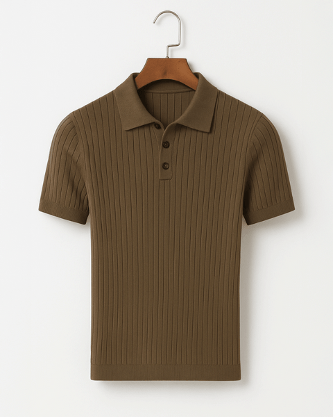 Camisa polo masculina verde em malha canelada, estilo europeu refinado.

